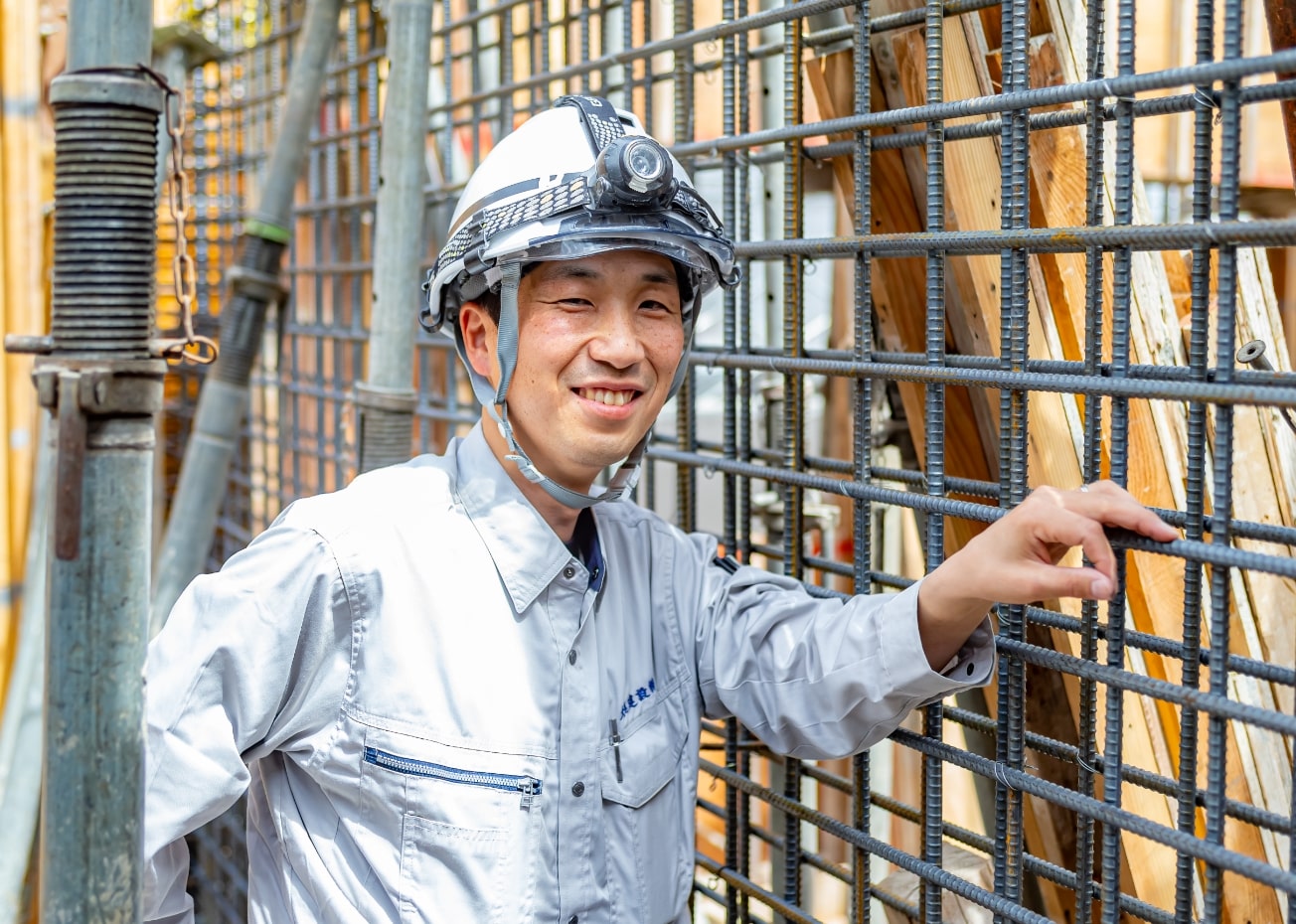 写真：建設現場で働いている男性