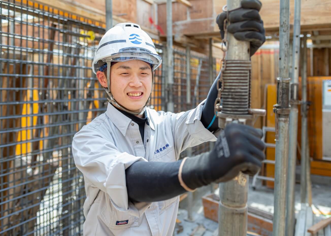 写真：建設現場で働いている男性