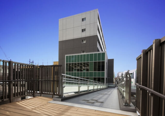 写真：QUALITE松山歩道橋から見た建物外観